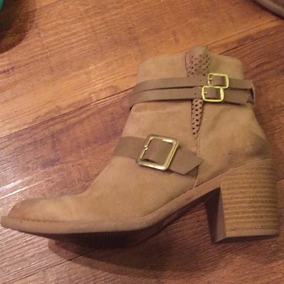 Tan boots - Picture 2 of 8